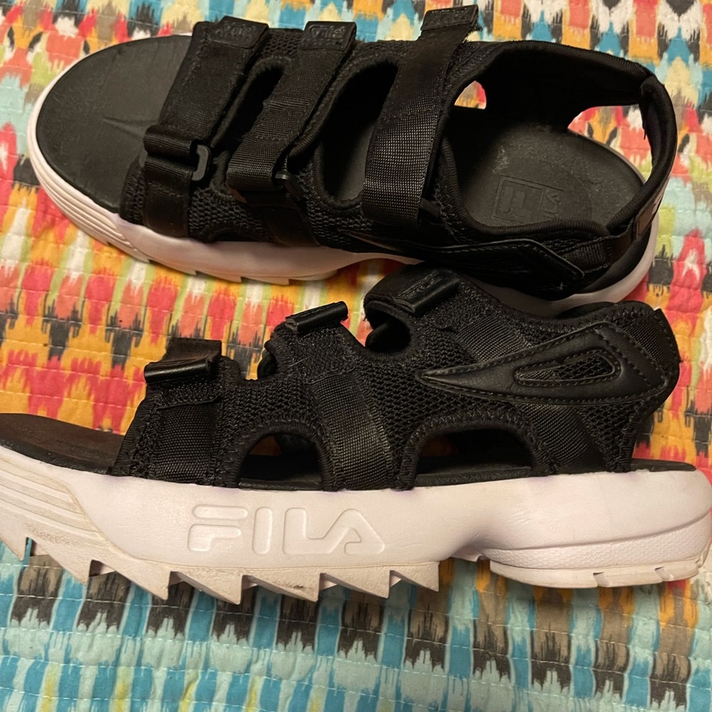 Woman’s Fila Platform Sandals! Size 9.